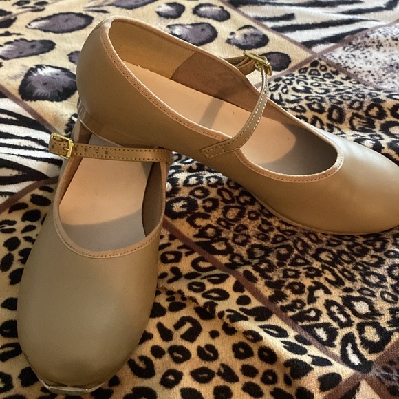 🌻🌻🌻Kids tan tap shoes made in Thailand great condition - Picture 2 of 5